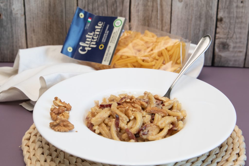 Casarecce Glutiniente con speck e noci: una pasta dal sapore dolce e leggermente affumicato che ti riporta in una baita di montagna