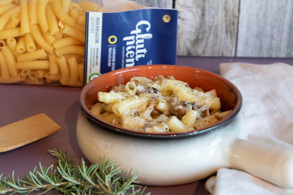 Maccheroni Rigati Interni Glutiniente con  funghi e salsiccia: un primo piatto goloso e ricco di sapore che celebra i sapori dei boschi e dell’aria aperta