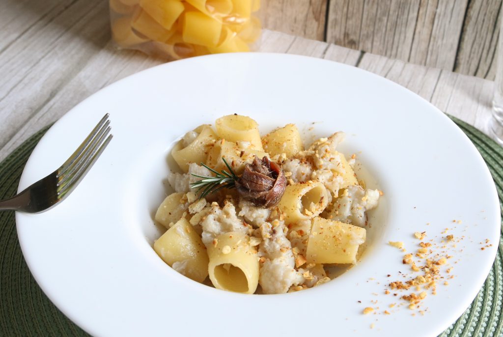 Mezze Maniche Glutiniente con Cavolfiore, acciughe e pan grattato una ricetta golosa e dai sapori forti.