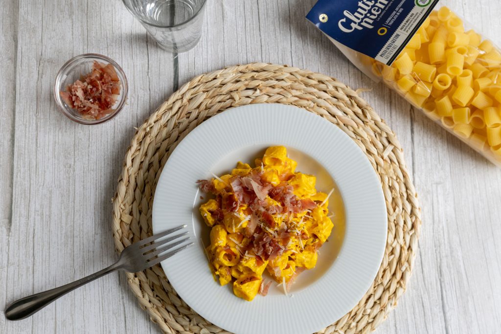 Tubettoni Rigati con Speck e zafferano, cremosità e croccantezza in un solo piatto